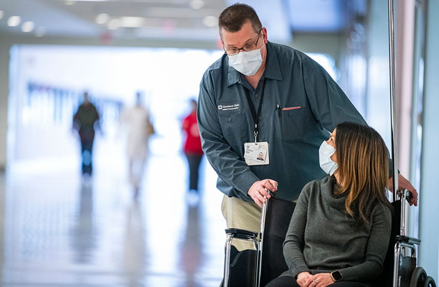克利夫兰诊所护理人员正在帮助轮椅上的病人