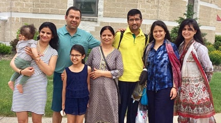 Ajit Tolani和他的家人。