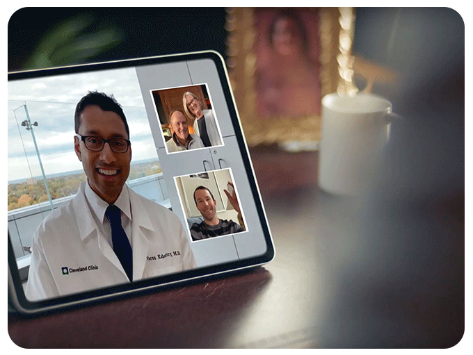 克利夫兰诊所的医生在平板电脑上进行虚拟访问