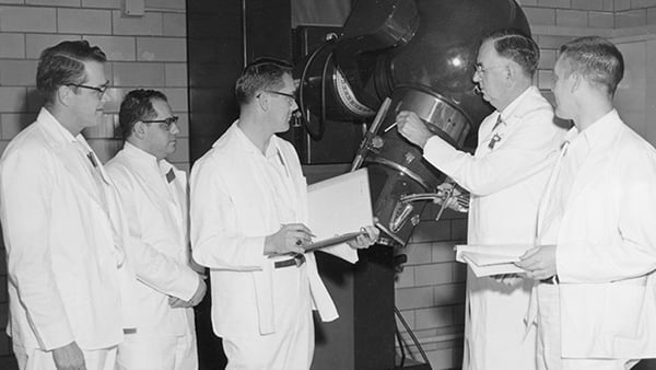 医学博士奥托·格拉瑟(Otto Glasser)发明了一种精确测量在当时被称为伦琴射线疗法(癌症放射治疗)中给予病人的辐射剂量的方法。这个开创性的装置被称为剂量计。